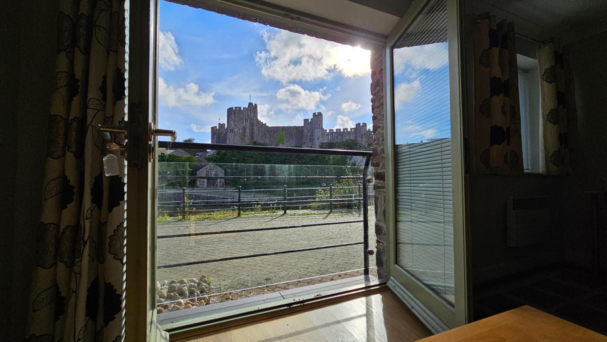 Castle Pond House Apartment Pembroke Bagian luar foto