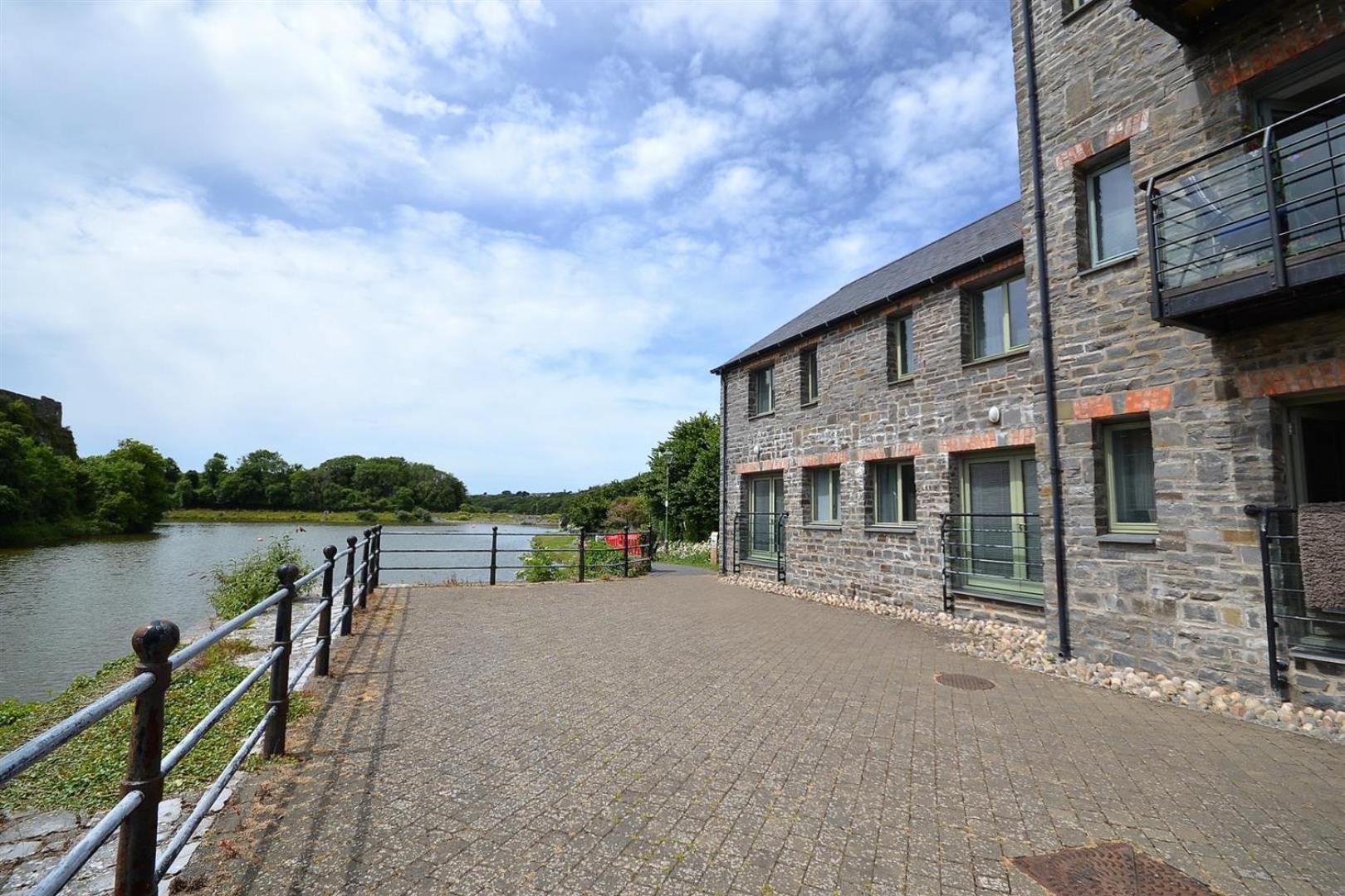 Castle Pond House Apartment Pembroke Bagian luar foto